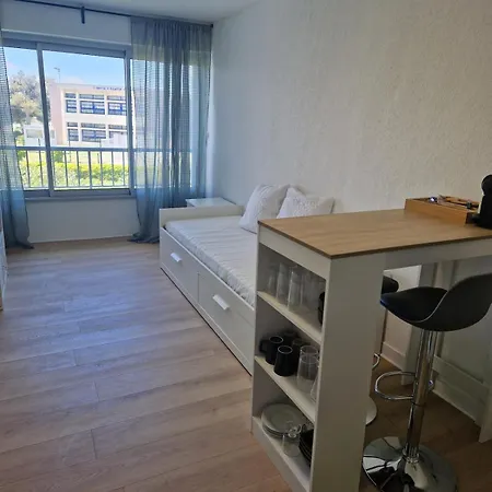 Апартаменты Lovely 2 Minutes Walk From Sea Сет